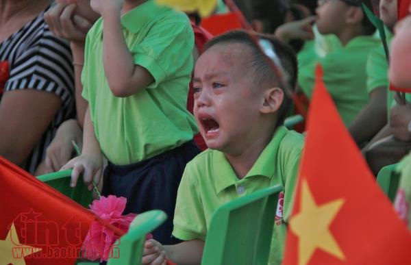 Bé mầm non lã chã nước mắt ngày đầu tiên khai giảng ảnh 7